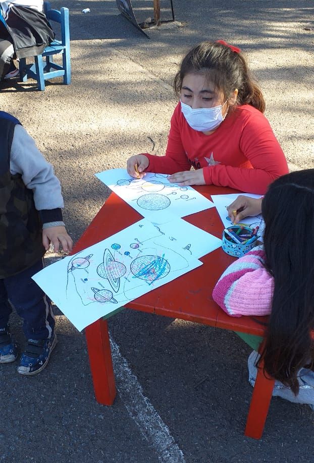 15.Los chicos pintan